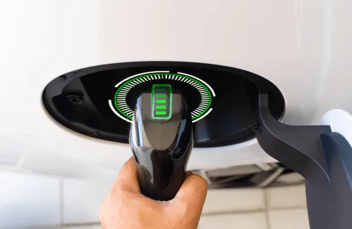 Immagine di una mano che inserisce il caricatore in una macchina elettrica